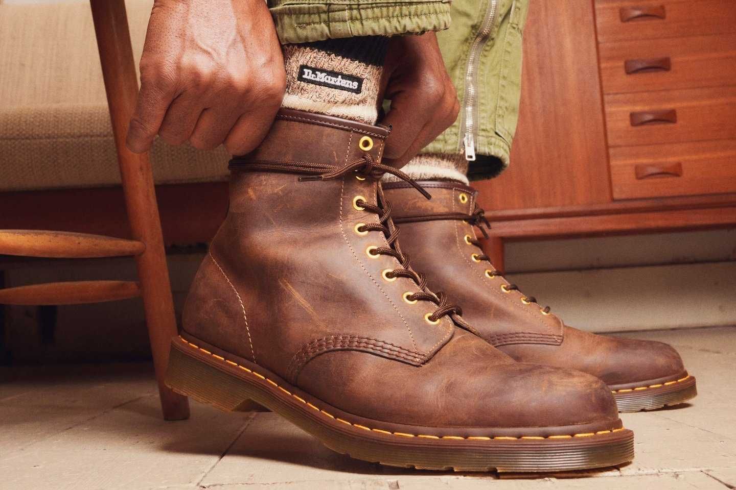 革アイテムを並べたフラットレイイメージ