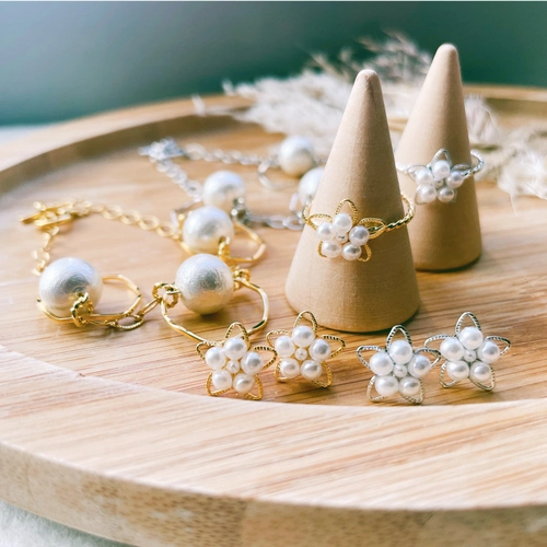 ジュエリーギフトボックスと冬の小物のイメージ