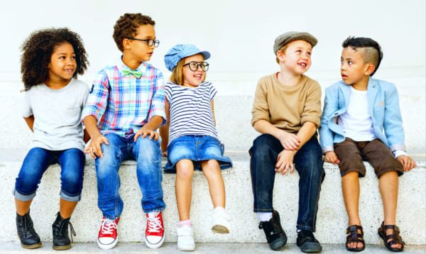 家族でおしゃれを楽しむ子ども服コーデのイメージ